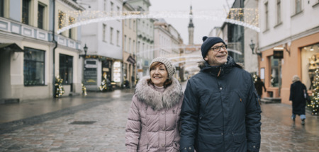 Senior stel wandelt door de straten in Estland, het beste land om te pensioneren