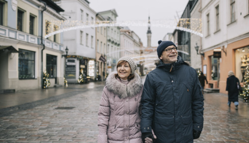 Senior stel wandelt door de straten in Estland, het beste land om te pensioneren