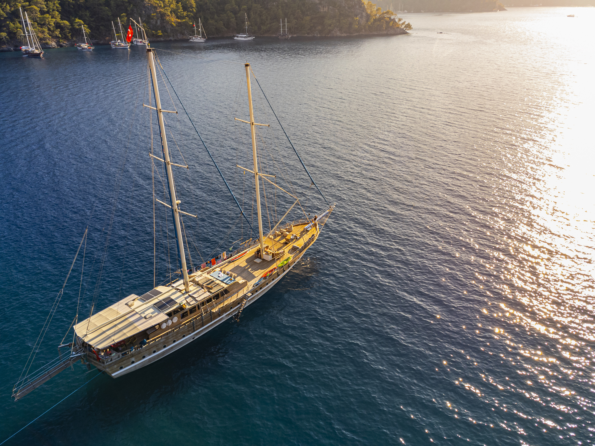 De meest ontspannen manier om te reizen en te slapen in Turkije is door een boottocht te maken met een gulet, een traditionele houten zeilboot. Marmaris en Bodrum zijn de perfecte plaatsen om aan boord te stappen. 