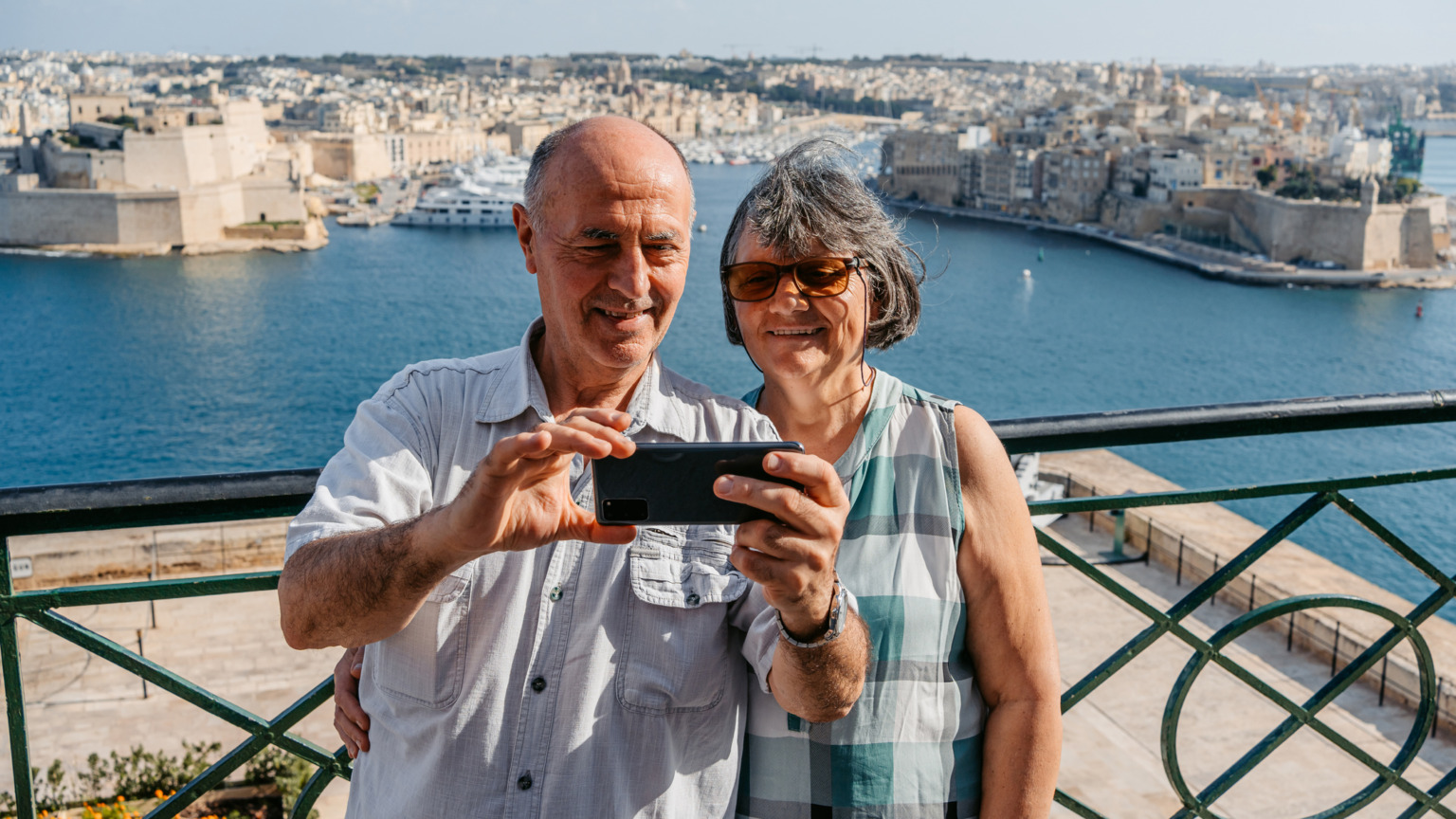 Malta is klein, maar veelzijdig. Met zijn zonnige klimaat, Engelstalige bevolking en goede gezondheidszorg trekt het eiland veel buitenlandse gepensioneerden. 