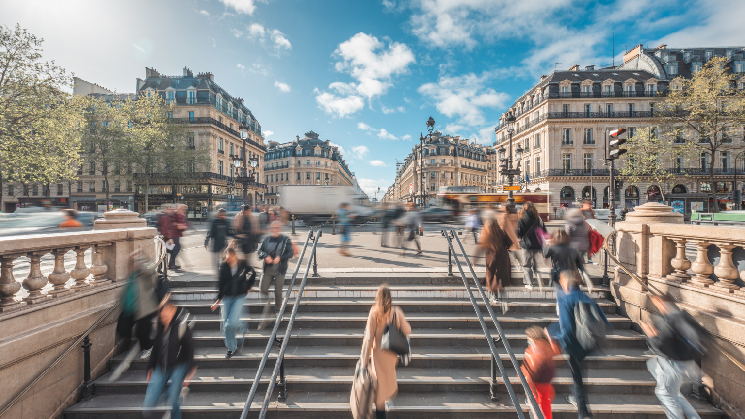 De stad van de liefde en de lichtjes haalt verrassend genoeg de lijst van vieste toeristensteden. Vooral in drukbezochte wijken van de Franse hoofdstad Parijs worden toeristen én bewoners geconfronteerd met volle vuilnisbakken, zwerfvuil en een zekere nonchalance in het straatbeeld. 