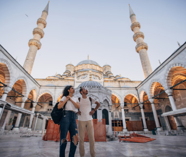Stelletje staat voor de Suleymaniye-moskee in Istanbul
