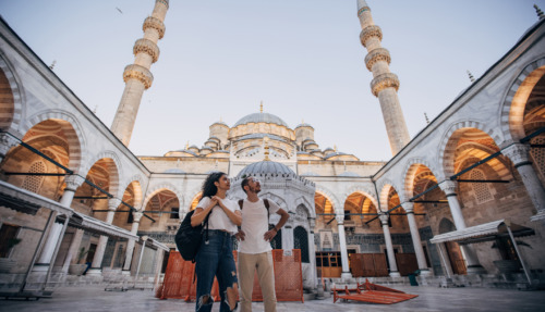 Stelletje staat voor de Suleymaniye-moskee in Istanbul