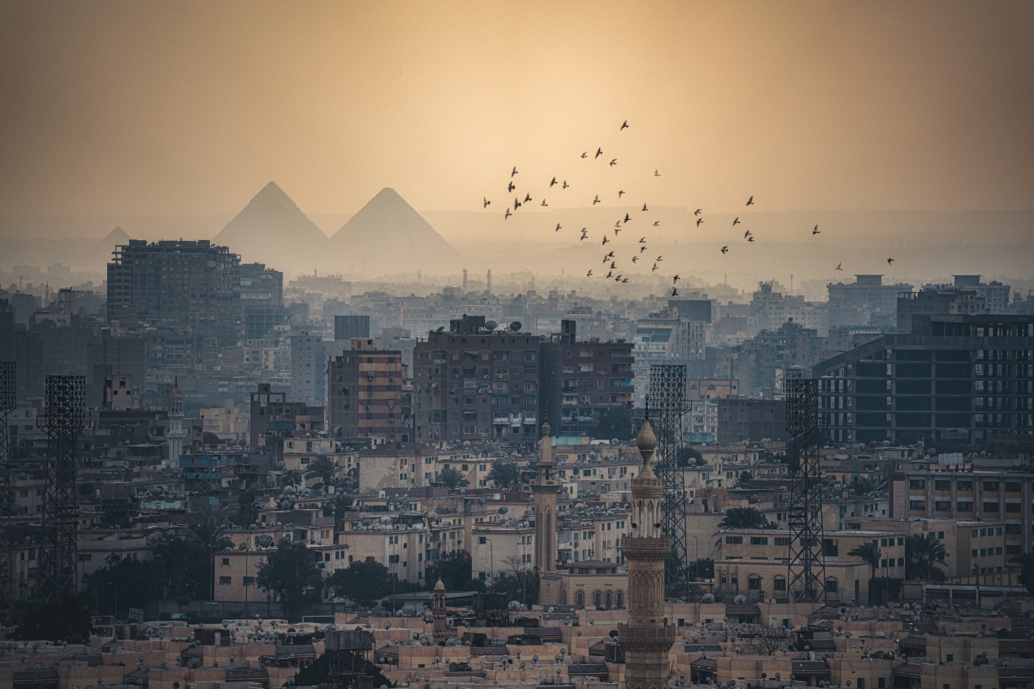 De Egyptische hoofdstad Caïro is een stad van uitersten: oude piramides en bazaars naast hectische verkeersaders en afvalproblemen. De vuilnisophaling kan de bevolkingsdichtheid nauwelijks bijbenen, en dat merk je als reiziger.