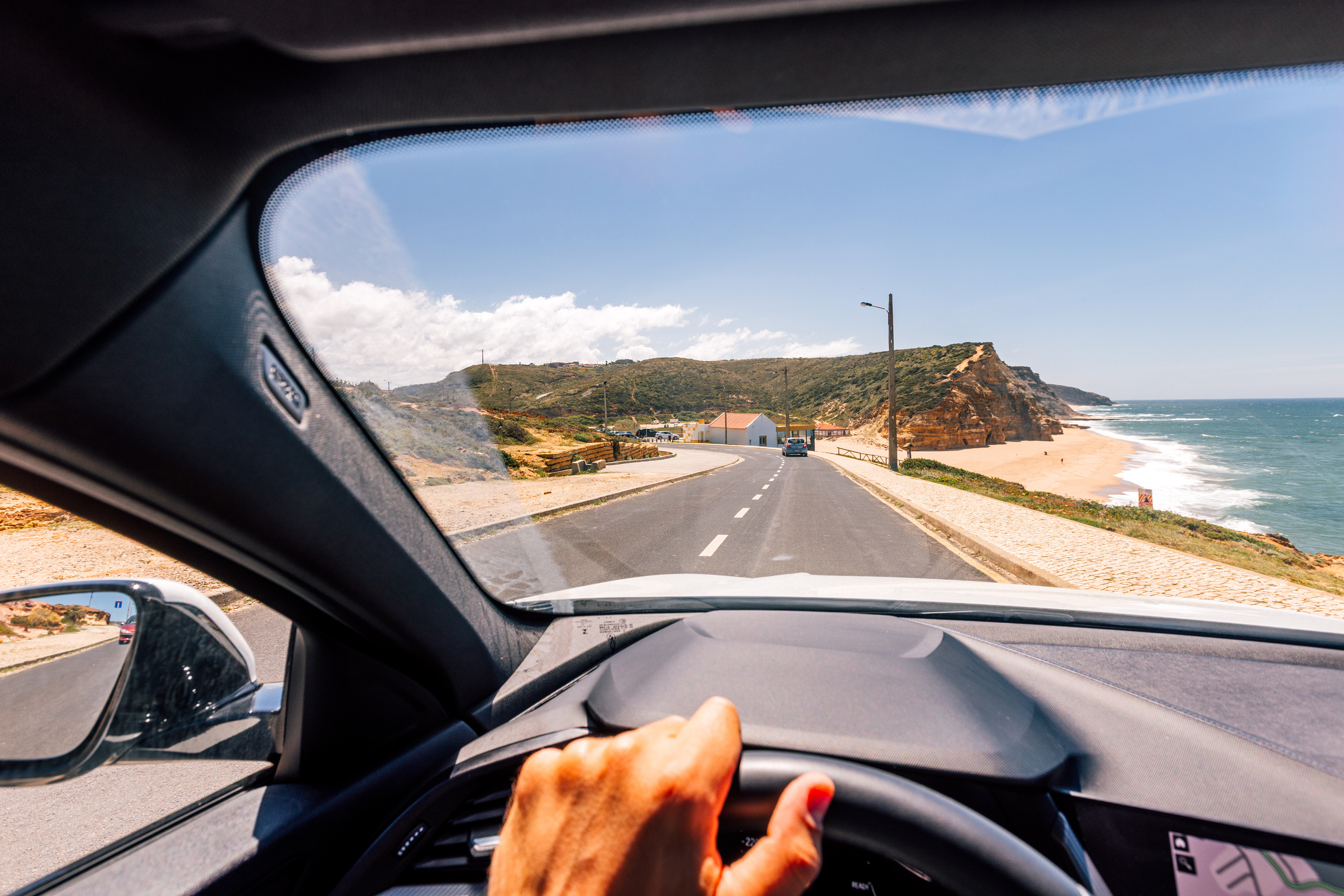 Portugal combineert een overzichtelijk wegennet met een relatief beperkt aantal auto’s (6,5 miljoen). Dankzij 3.274 tankstations en duidelijke bewegwijzering voelt rijden er vertrouwd en makkelijk.