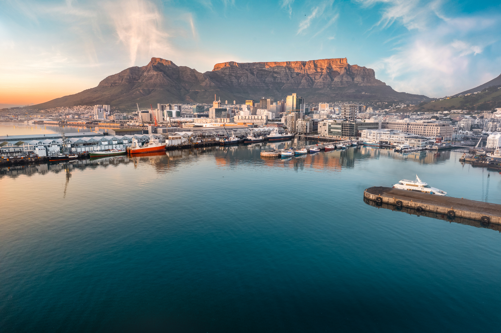 Het Zuid-Afrikaanse Kaapstad combineert een spectaculaire natuurlijke setting met een verrassend schone stadservaring. 