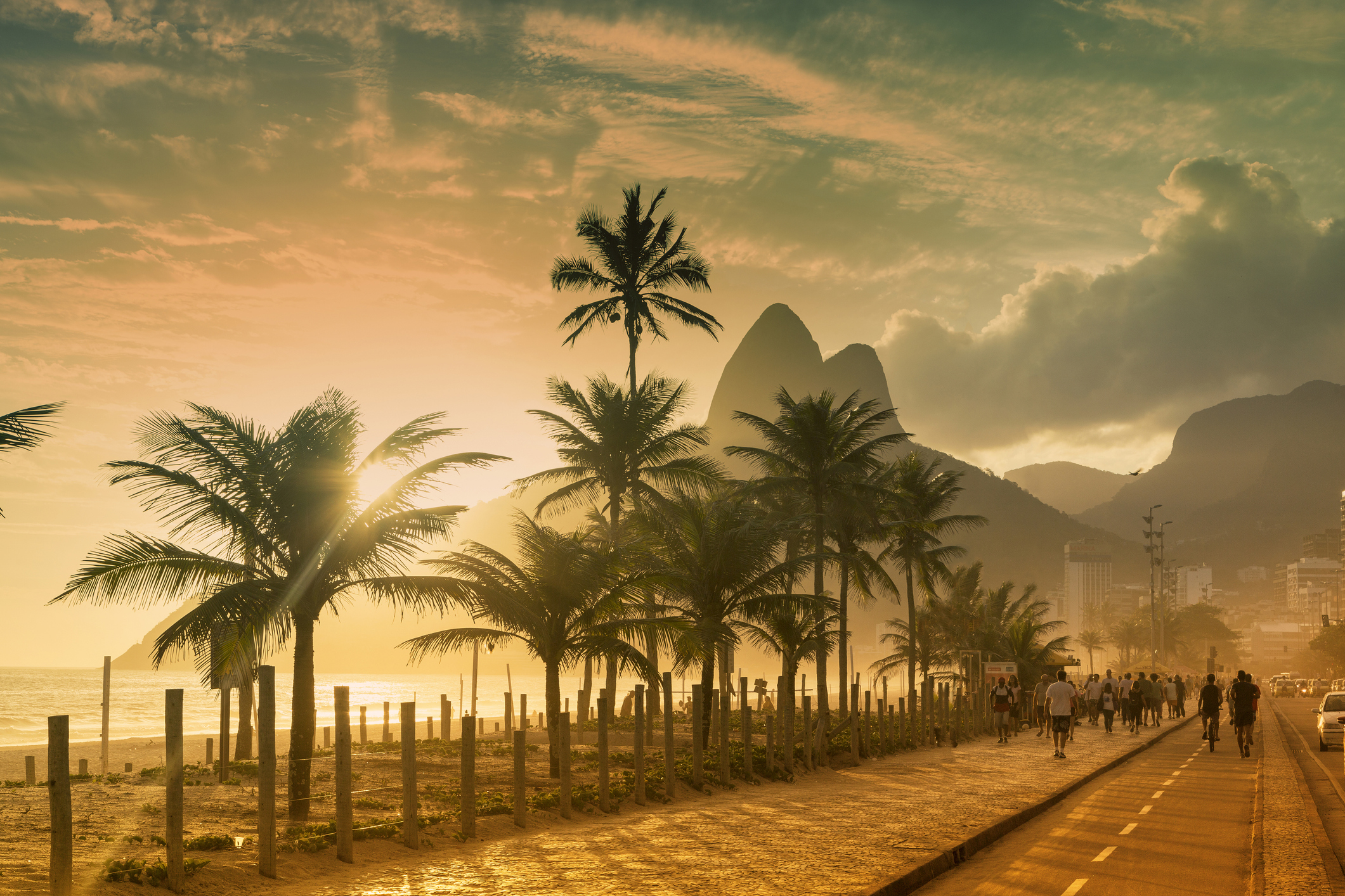 Het Braziliaanse Rio de Janeiro combineert adembenemende natuur met hardnekkige sociale uitdagingen. De stranden van Copacabana en Ipanema zijn wereldberoemd, maar de stad heeft moeite om afvalbeheer bij te benen. 