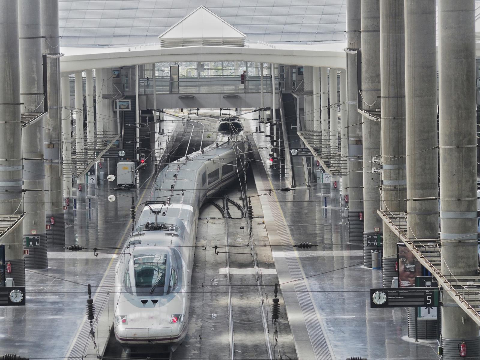 AVE-trein staat klaar voor vertrek in het moderne station van Sevilla.