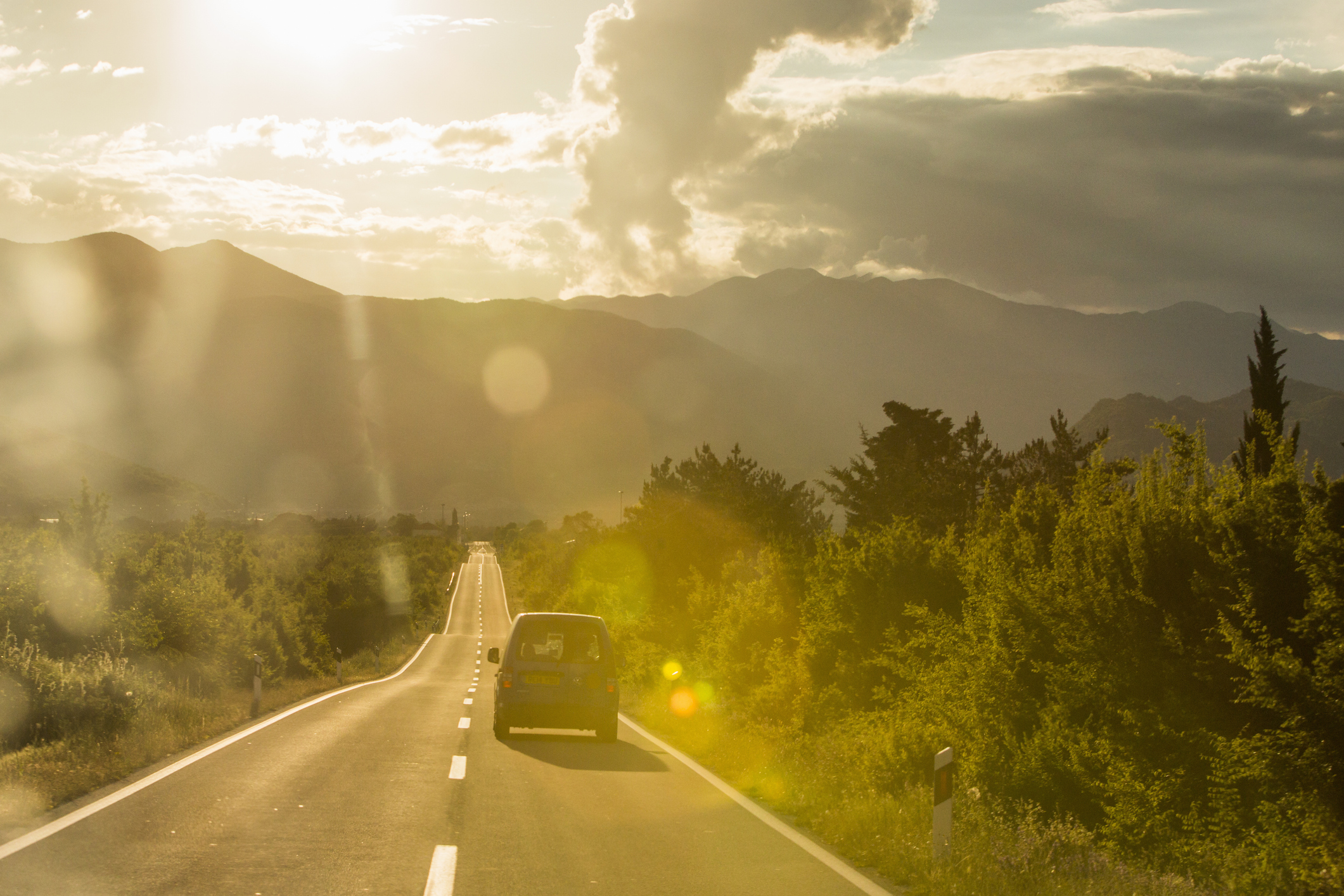 Kroatië biedt overzichtelijke wegen, slechts twee miljoen auto’s en een prachtig kusttraject langs de Adriatische Zee. Met 132 verschillende verkeersborden scoort het land hoog op navigatiegemak. 