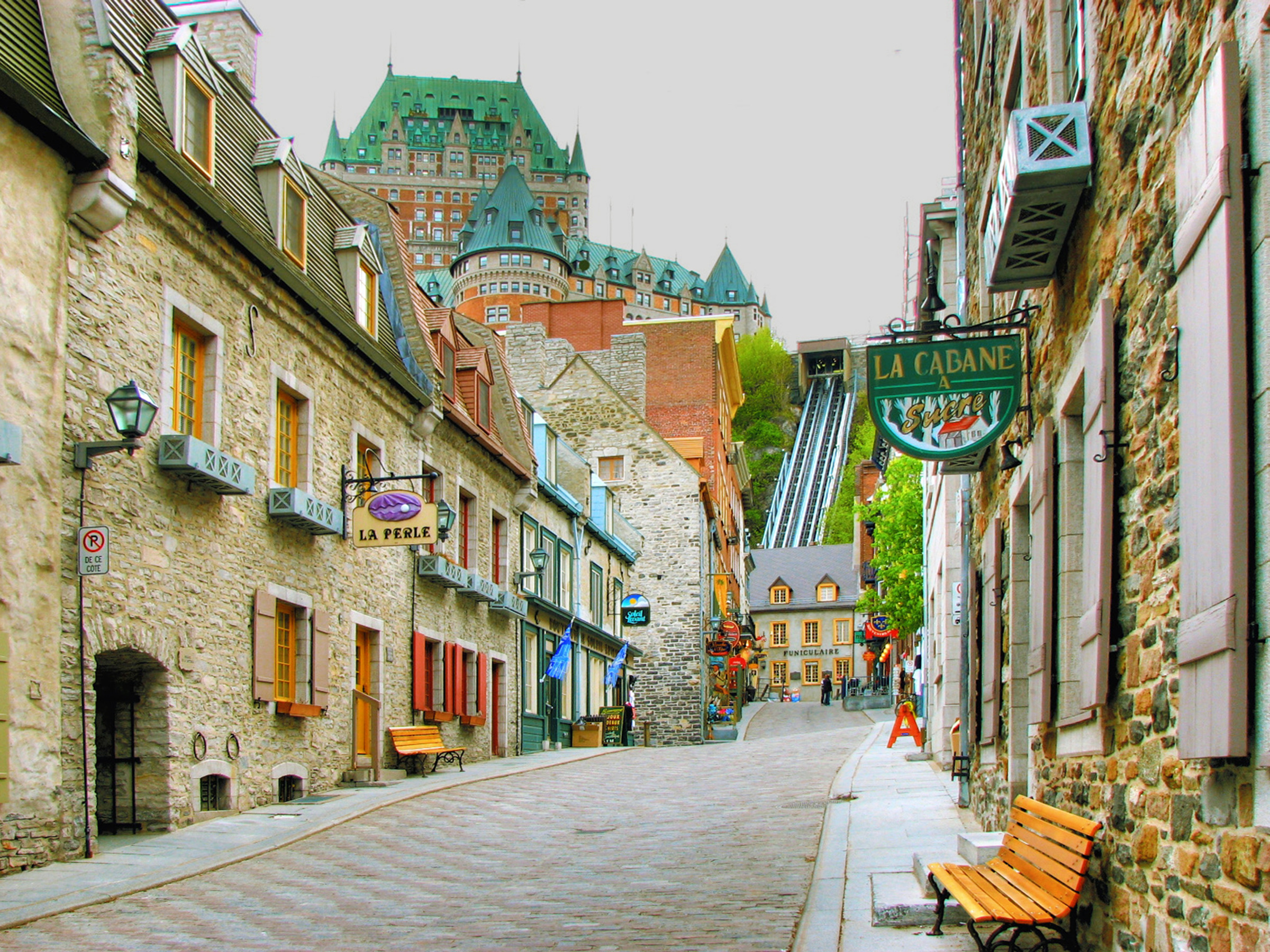 Quebec combineert Europese charme met Canadese orde. Het historische centrum, met zijn geplaveide straten en oude stadswallen, wordt goed onderhouden. Zelfs tijdens festivals en in de wintermaanden blijft de stad opvallend schoon.