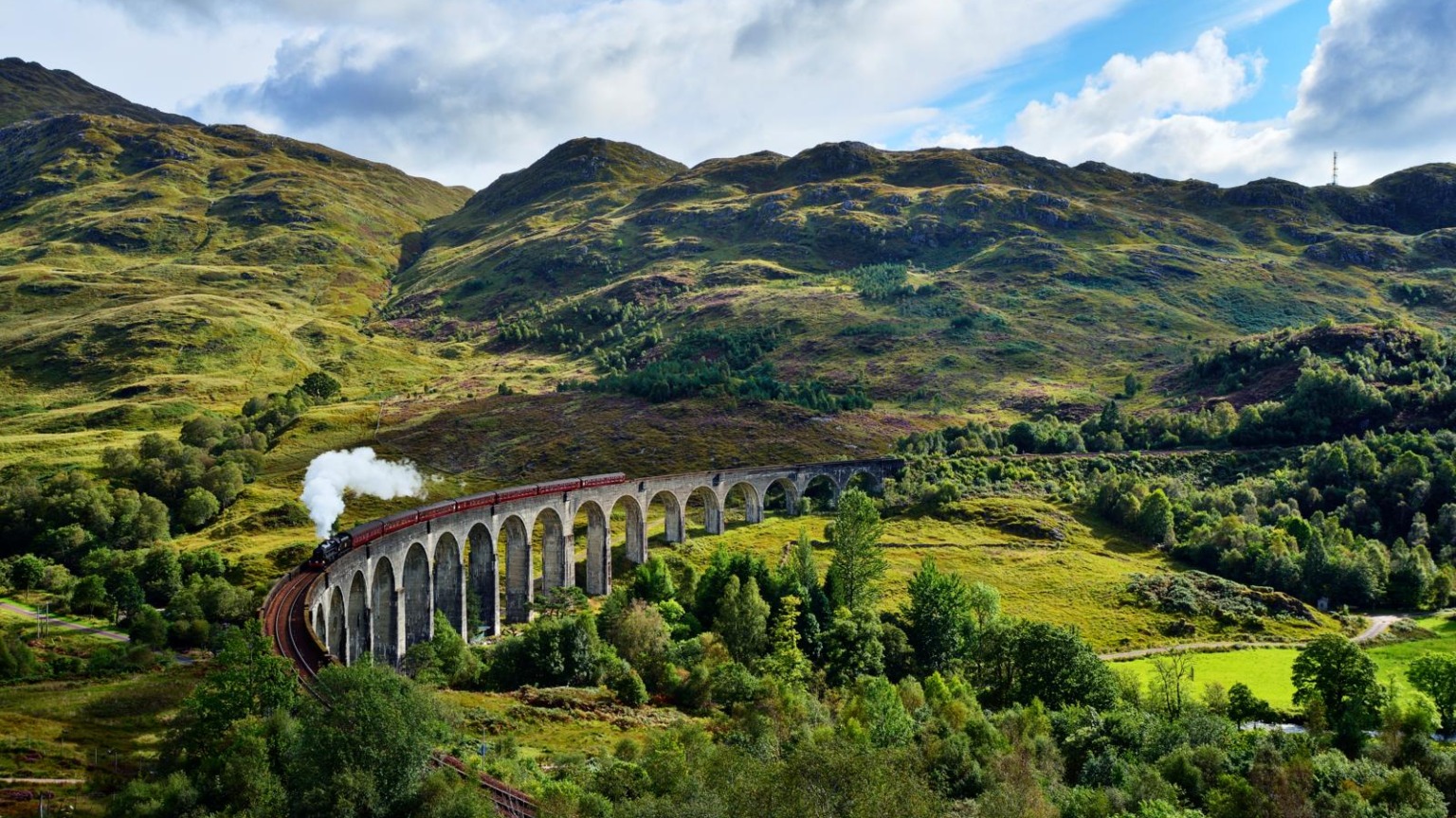 Rookpluimende stoomtrein op het Glenfinnan-viaduct in de Schotse Hooglanden.