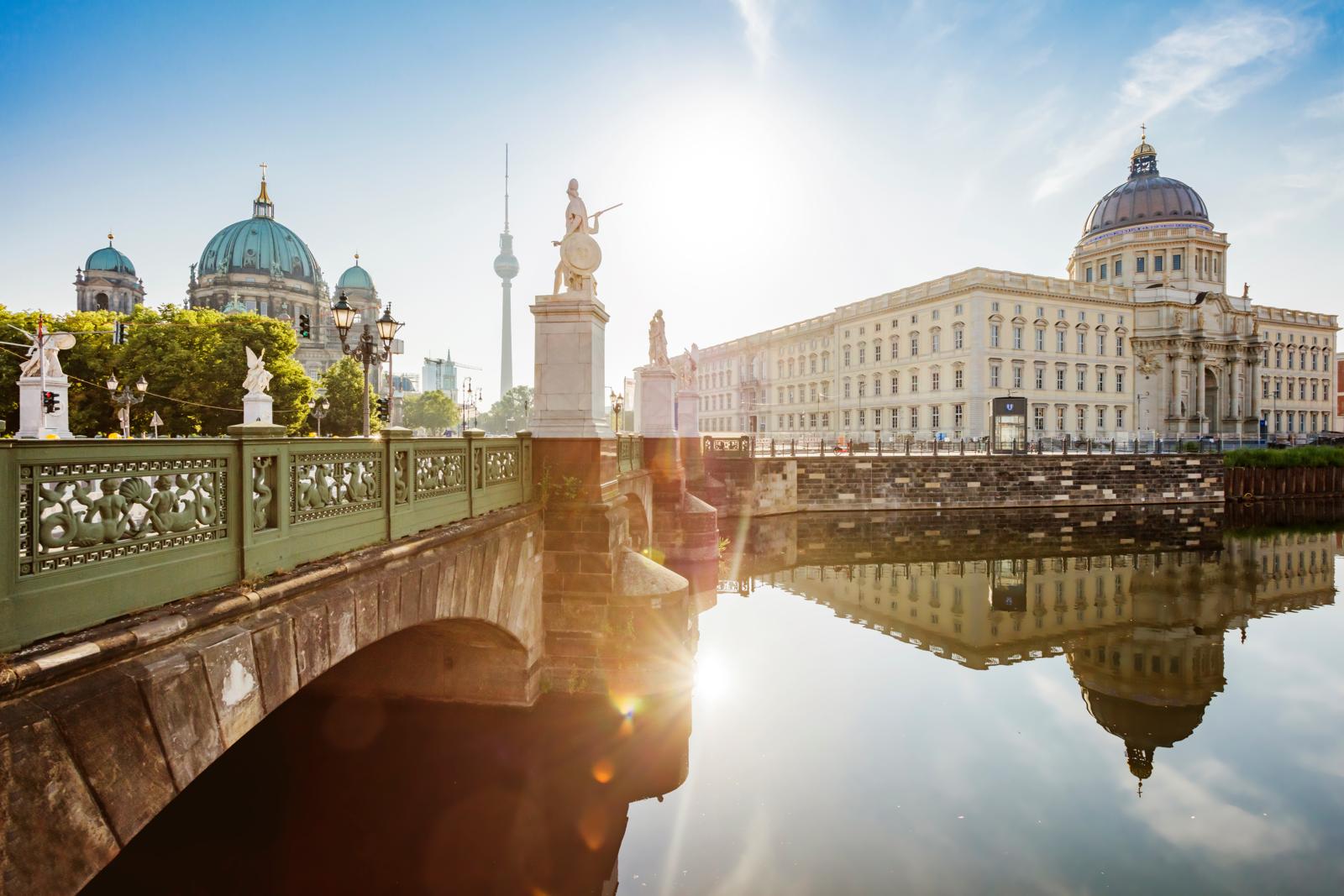 Zicht op het Humboldt Forum en de Berliner Dom vanaf de brug over de Spree in Berlijn bij zonsopkomst.