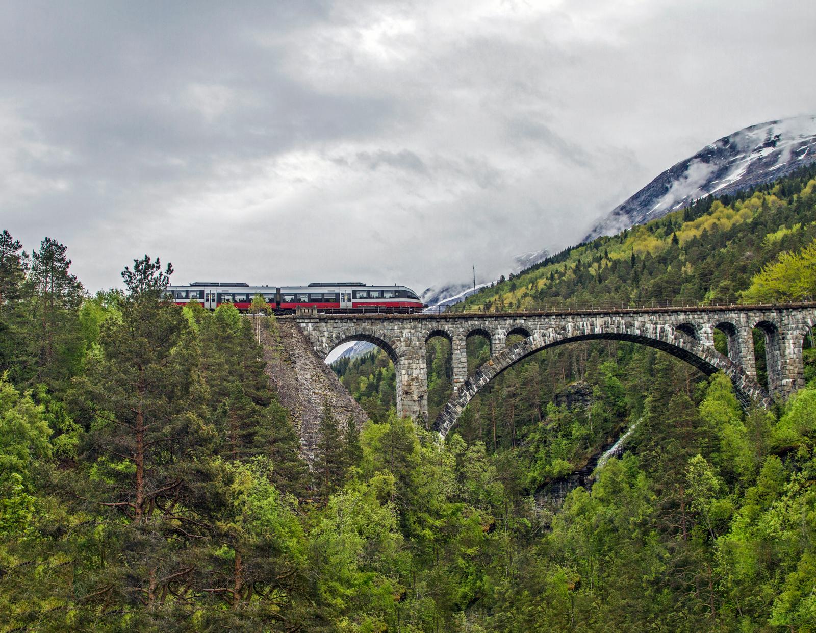 Trein rijdt over de iconische Kyllingbrug bij Verma in Noorwegen.