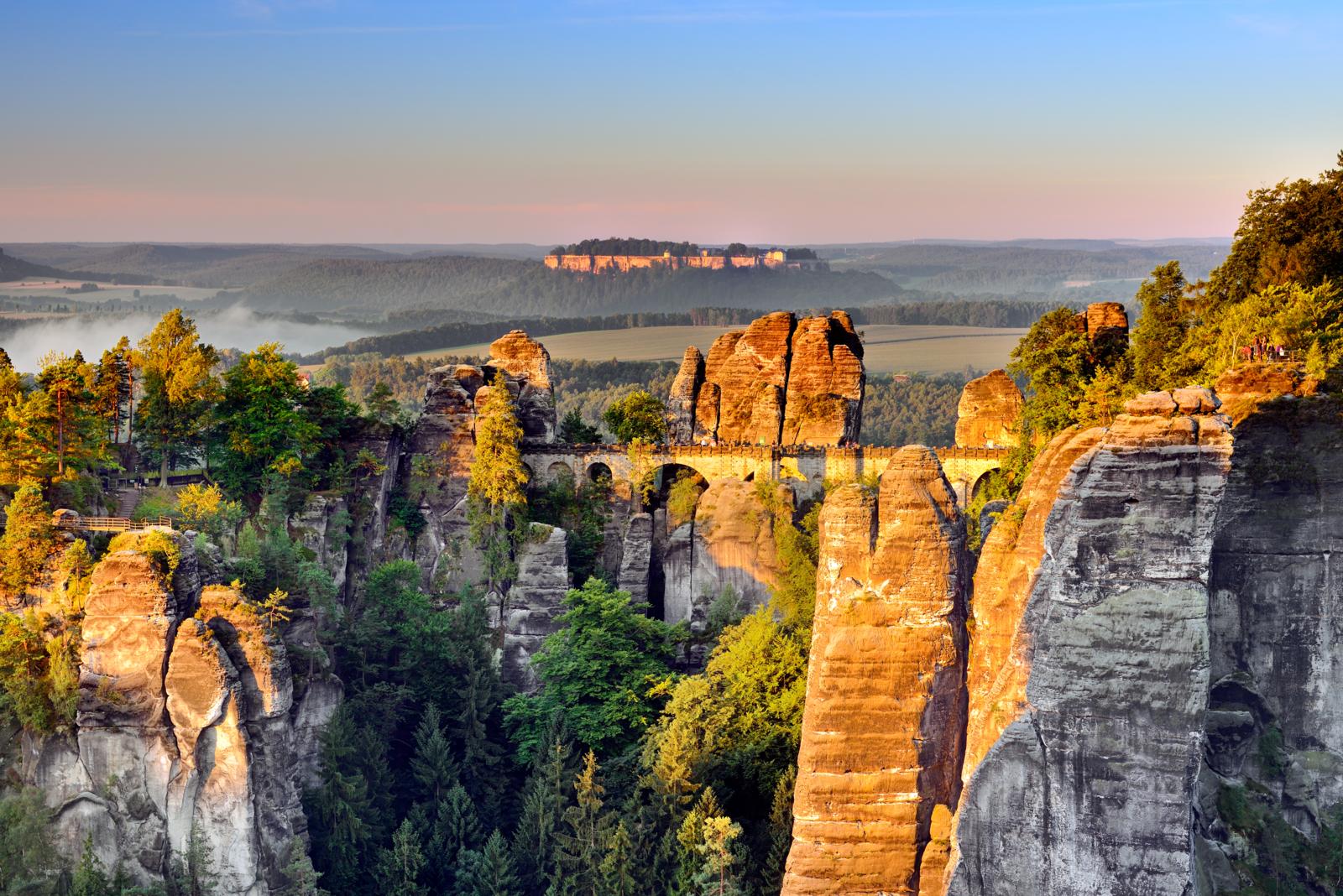Meerdere stations, zoals Bad Schandau en eindhalte Schöna, bieden toegang tot de schilderachtige landschappen van Sächsische Schweiz. Qua schoonheid kan dit park zich meten met het Zwarte Woud. 