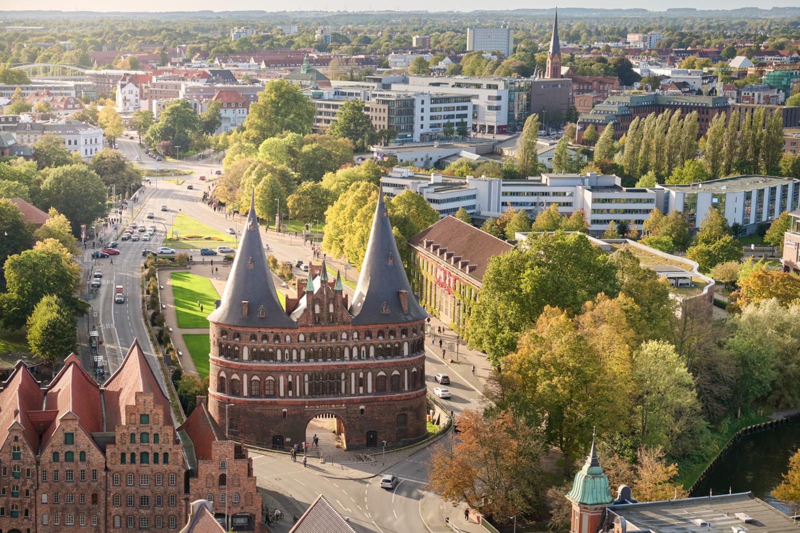 Luchtfoto van het Holstentor in Lübeck, iconische stadspoort en symbool van de Hanzestad.