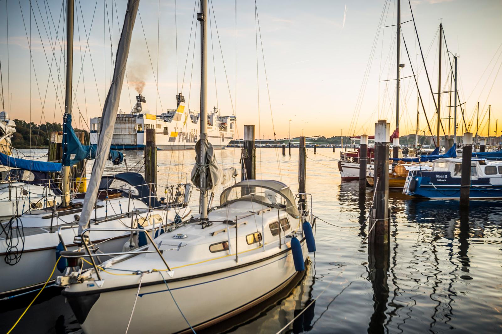 Net als de Hanzeschepen laat je je meevoeren naar de monding van de Trave, waar de toepasselijk genaamde badplaats Travemünde is ontstaan.
