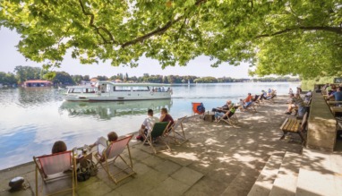 Ten zuiden van het centrum van Hannover is het langgerekte Maschsee de aangewezen plek voor een relaxte middag of avond. Het kunstmatige meer is volledig ingericht op ontspanning. Steek je voeten in het water vanaf de brede trappen, spreid een handdoek uit op de grasweide van Strandbad Maschsee, meng je tussen de inwoners in de Seebiergarten of ga chic uiteten in restaurant Pier 51.