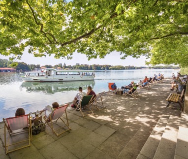 Ten zuiden van het centrum van Hannover is het langgerekte Maschsee de aangewezen plek voor een relaxte middag of avond. Het kunstmatige meer is volledig ingericht op ontspanning. Steek je voeten in het water vanaf de brede trappen, spreid een handdoek uit op de grasweide van Strandbad Maschsee, meng je tussen de inwoners in de Seebiergarten of ga chic uiteten in restaurant Pier 51.