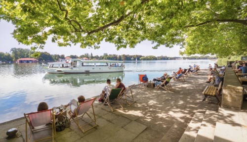 Ten zuiden van het centrum van Hannover is het langgerekte Maschsee de aangewezen plek voor een relaxte middag of avond. Het kunstmatige meer is volledig ingericht op ontspanning. Steek je voeten in het water vanaf de brede trappen, spreid een handdoek uit op de grasweide van Strandbad Maschsee, meng je tussen de inwoners in de Seebiergarten of ga chic uiteten in restaurant Pier 51.