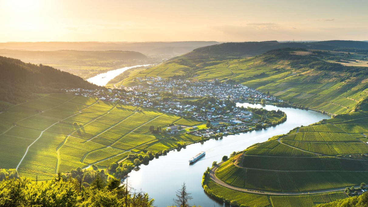 Zonsopgang over de Moezel in Duitsland