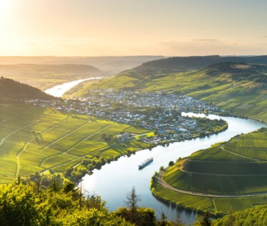 Zonsopgang over de Moezel in Duitsland