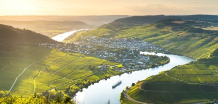 Zonsopgang over de Moezel in Duitsland