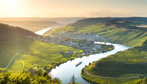 Zonsopgang over de Moezel in Duitsland