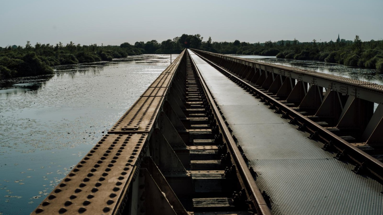 Vanuit station Vught wandel je in korte tijd de heide op, waar de negentiende-eeuwse Vughtse Lunetten liggen: halvemaanvormige vestingwerken die in de Tweede Wereldoorlog door de Duitsers werden gebruikt als concentratiekamp. Het herinneringscentrum en de fusilladeplaats maken diepe indruk.