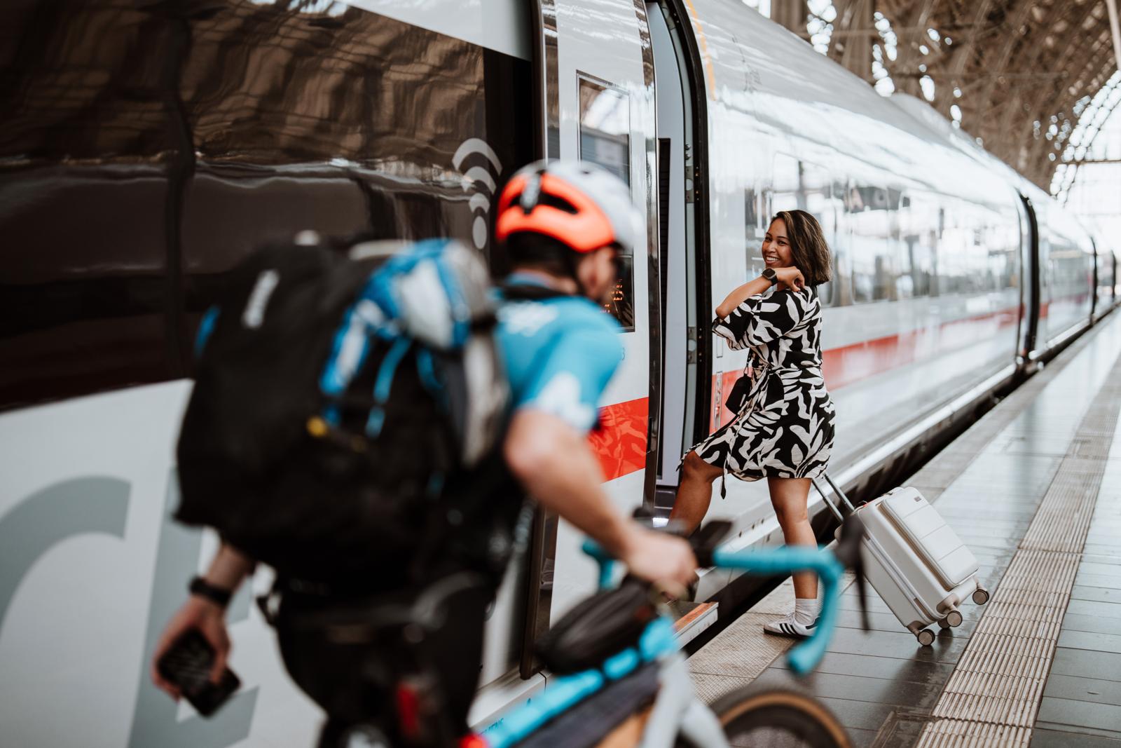 Reizigers stappen met koffer en fiets in een Duitse hogesnelheidstrein richting Frankfurt.