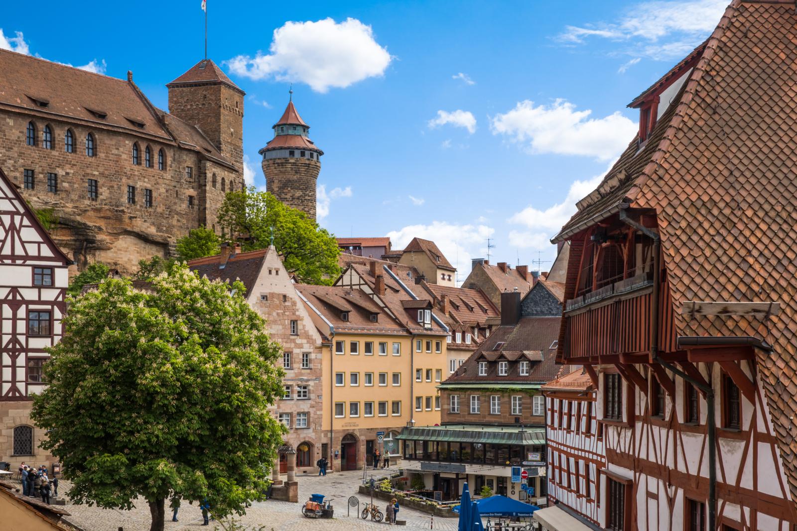 Gezicht op de Altstadt van Nürnberg met vakwerkhuizen en de Kaiserburg op de achtergrond.