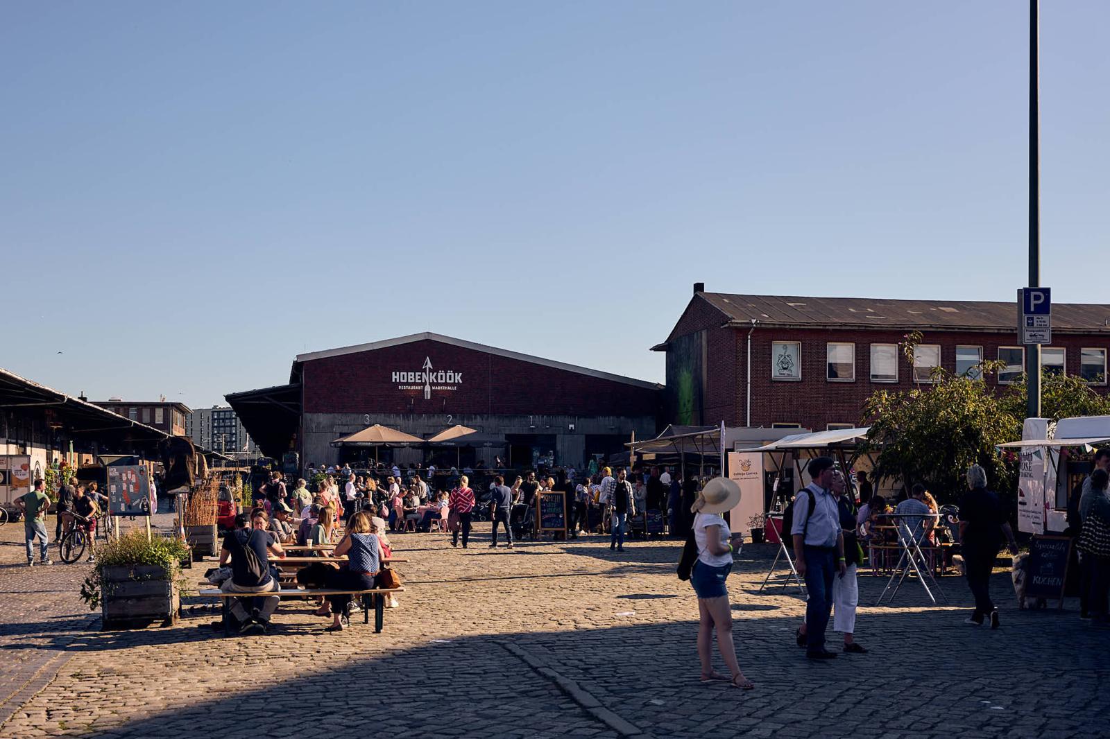 In de Oberhafen in Hamburg ten zuiden van het centraal station kregen de voormalige goederenhallen en spoorgebouwen eveneens een nieuwe bestemming. Hoogtepunt is Hobenköök, een markthal met duurzame delicatessen en een bijbehorend restaurant.