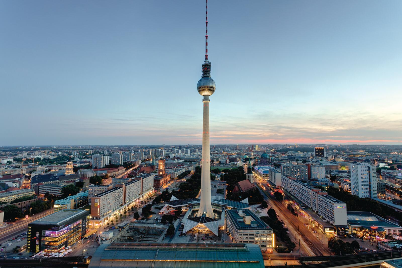 Zicht op de skyline van Berlijn bij zonsondergang met de iconische Fernsehturm in het midden.