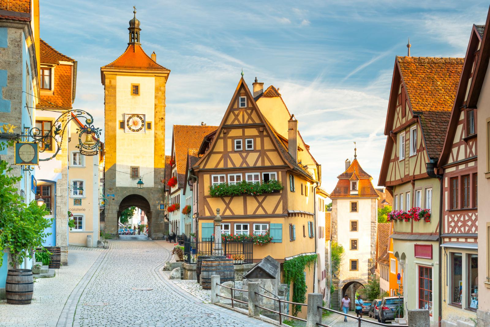 Rothenburg ob der Tauber is een toeristenmagneet voor goede redenen: in tegenstelling tot de meeste grote steden, zijn de stadsmuren, torens en vakwerkhuizen van dit middeleeuwse stadje in het westen van Beieren bewaard gebleven. 