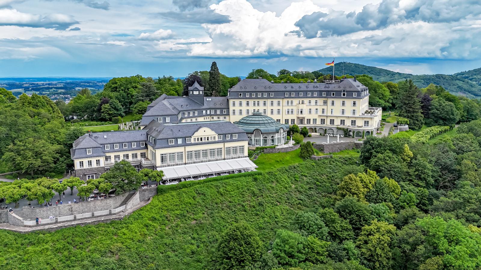 Als een kasteel torent het majestueuze Steigenberger Icon Grandhotel & Spa Petersberg, gelegen op een van de toppen, boven het Siebengebirge ten zuidoosten van Bonn uit. 
