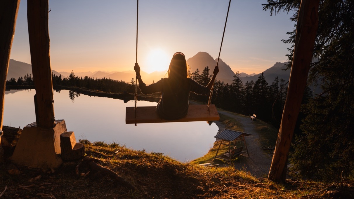 Schaukel am Kaltwassersee während der Abendzeit