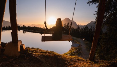 Schaukel am Kaltwassersee während der Abendzeit
