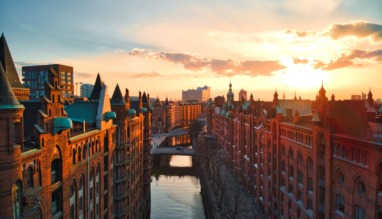 Wil jij een gevoel krijgen bij de handelsgeschiedenis van havenstad Hamburg? Met een bezoek aan Unesco-werelderfgoed Speicherstadt sla je de spijker op zijn kop.
