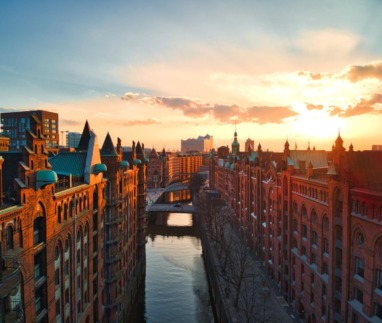 Wil jij een gevoel krijgen bij de handelsgeschiedenis van havenstad Hamburg? Met een bezoek aan Unesco-werelderfgoed Speicherstadt sla je de spijker op zijn kop.