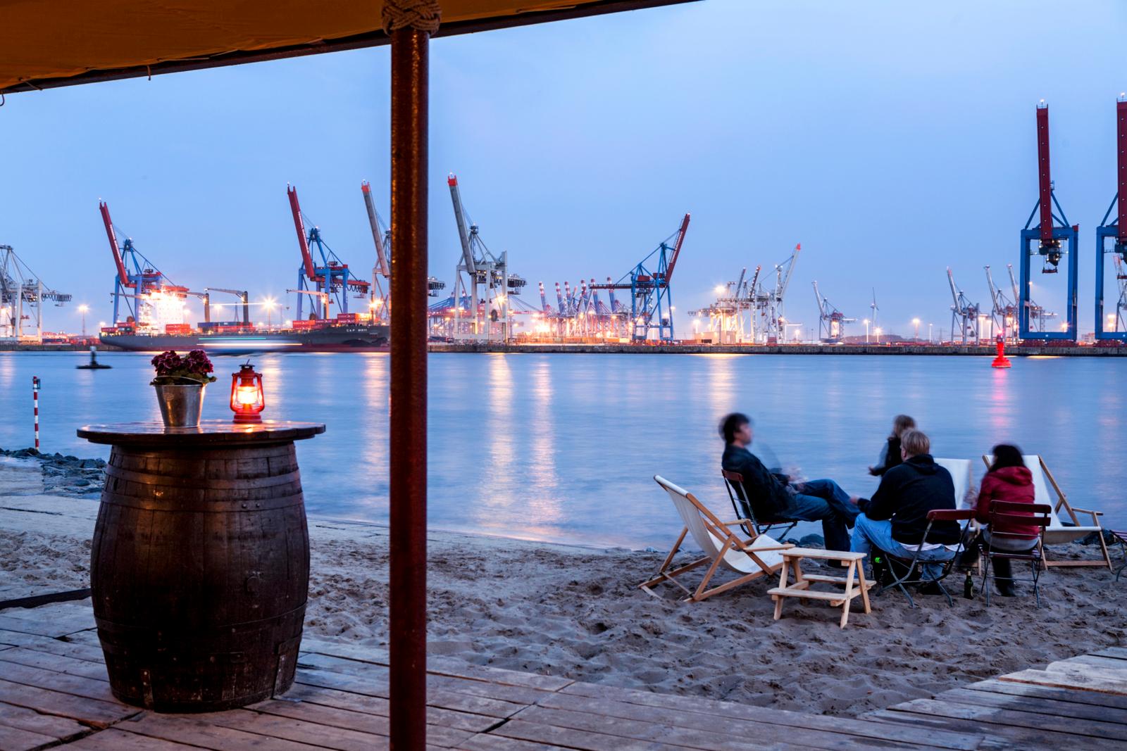 Het Elbstrand in Hamburg strekt zich zo’n anderhalve kilometer uit langs de Elbe en is gezegend met heuse zandstranden en grasweides. Zittend op je handdoekje zie je grote containerschepen en kleine bootjes voorbijvaren.