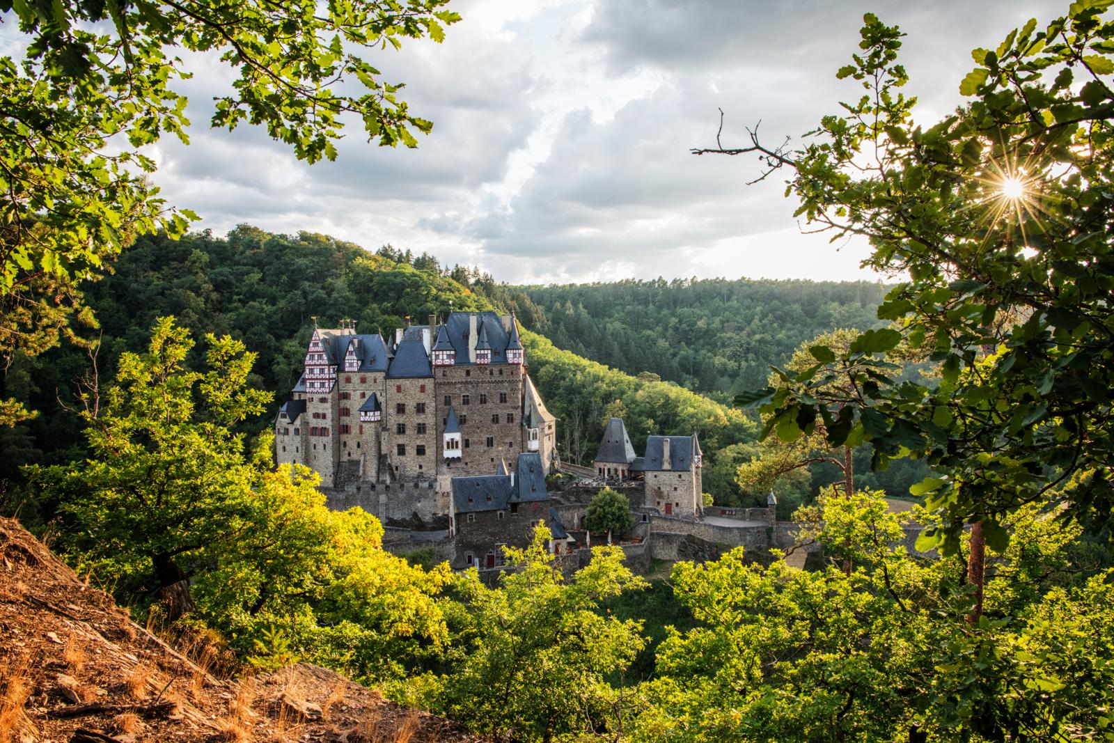 Niet alleen Aken, maar ook de zuidelijker gelegen Eifel is goed te bereiken vanuit Nederland. Het middelgebergte staat bekend om zijn vulkanische oorsprong en biedt de mogelijkheid om te lopen of fietsen langs kratermeren zoals de Laacher See.