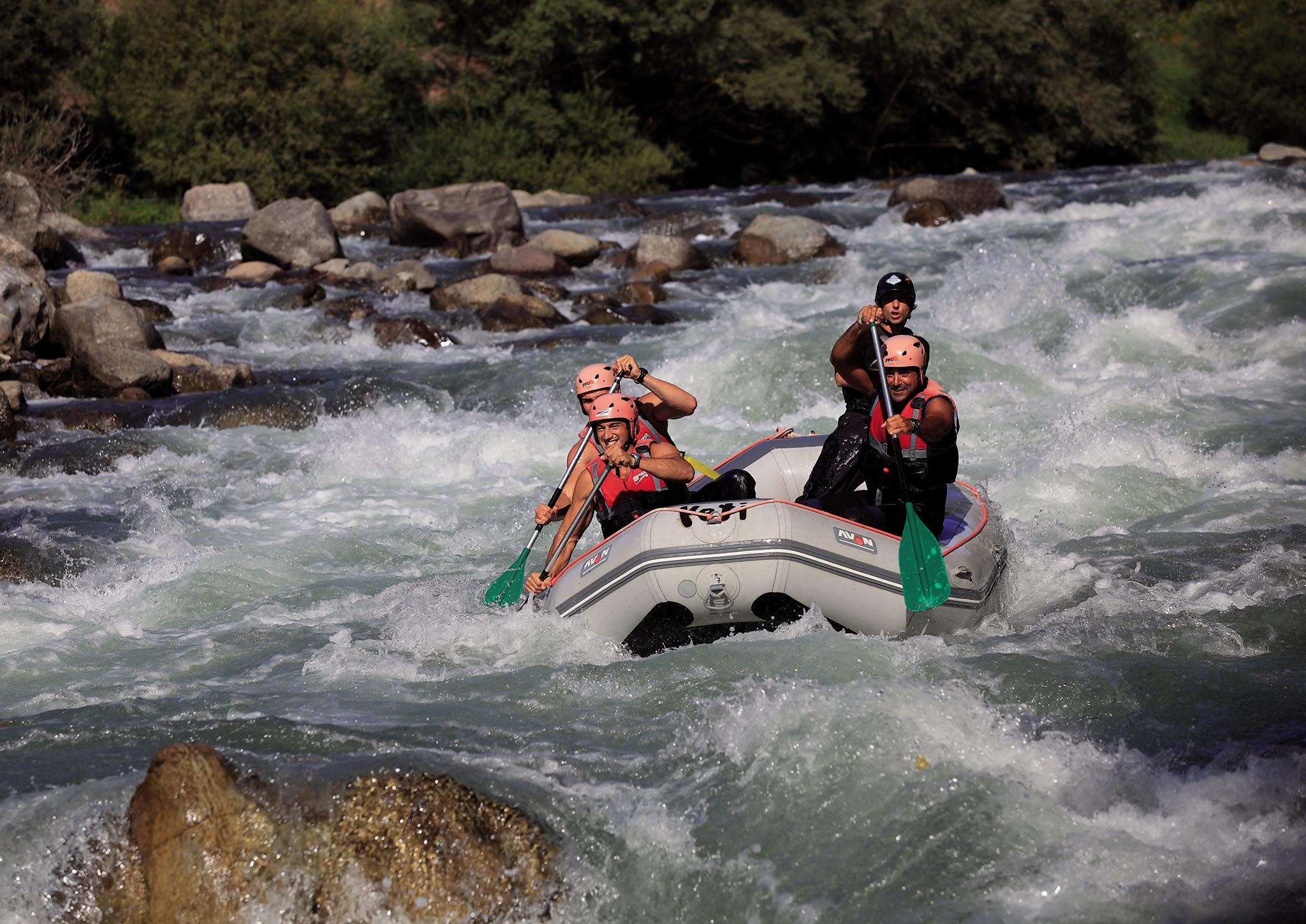 In het voorjaar, als het smeltwater uit de bergen naar beneden raast, verandert de rivier de Noguera Pallaresa in een van de beste wildwaterparcoursen van Europa. Vanuit Llavorsí of Sort kun je raften, kajakken of canyoning proberen, begeleid door ervaren gidsen. 