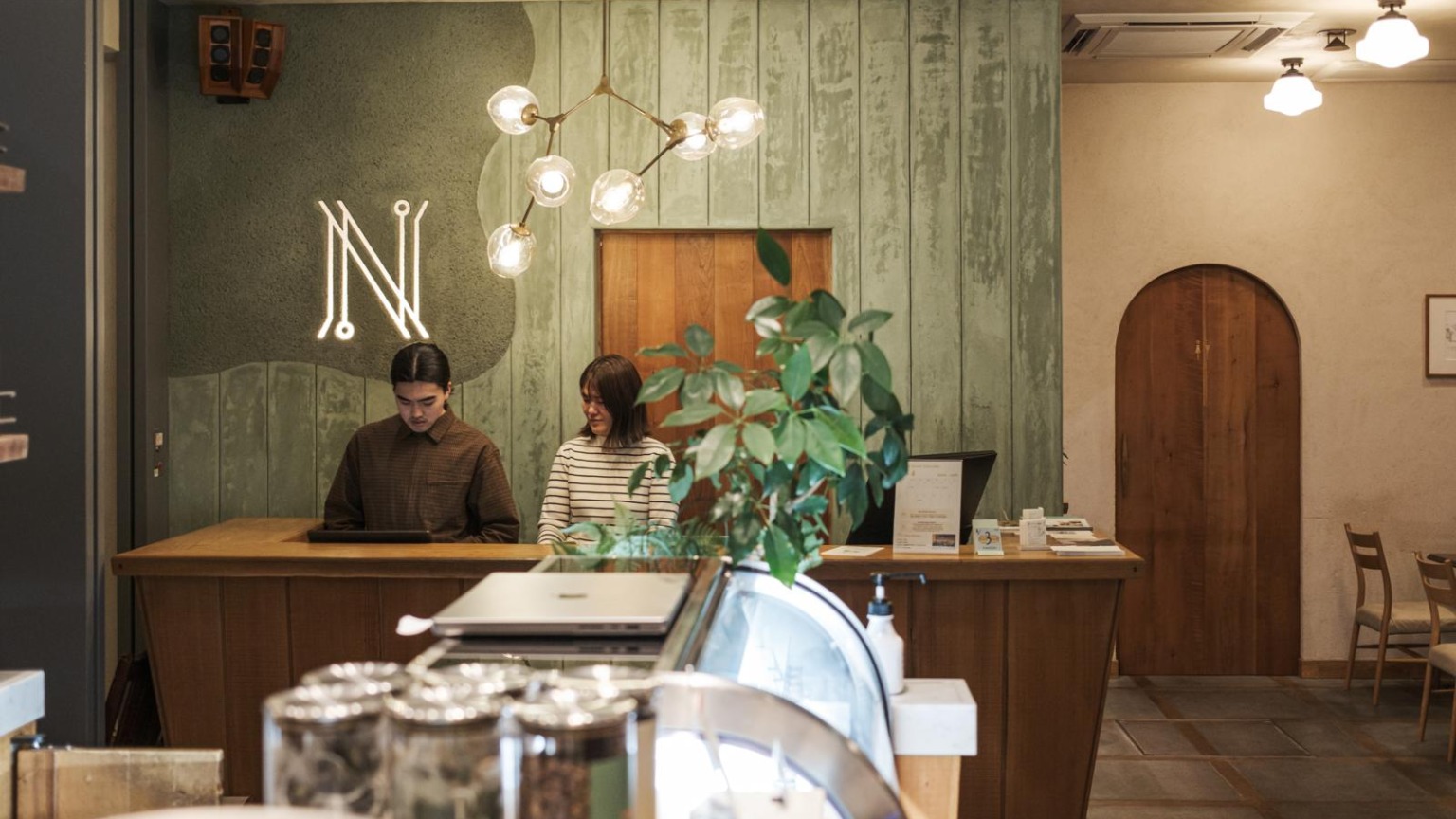 Receptie van NOUM Hotel in Osaka, Japan, met modern interieur en gastvrije ontvangst
