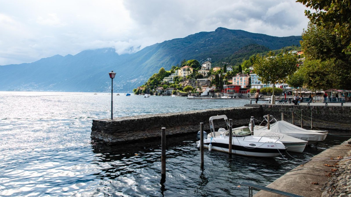 Bootjes aan de kade in Ticino, Zwitserland