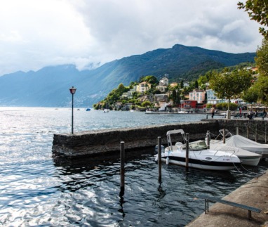 Bootjes aan de kade in Ticino, Zwitserland