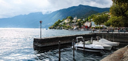 Bootjes aan de kade in Ticino, Zwitserland