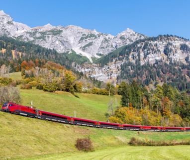 Trein rijdt door de Arlberg in Oostenrijk
