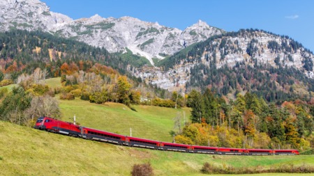 Trein rijdt door de Arlberg in Oostenrijk