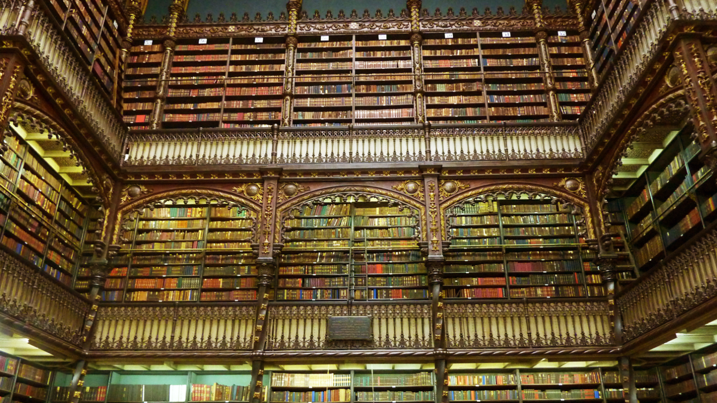 Het indrukwekkende interieur van de Real Gabinete Português de Leitura bibliotheek in Rio de Janeiro.