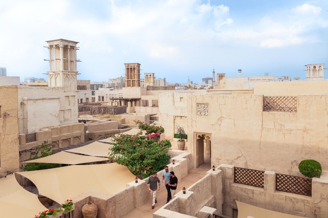 Wie de glimmende wolkenkrabbers in Dubai even wil verruilen voor geschiedenis, voelt zich thuis in Al Fahidi, de historische wijk aan Dubai Creek. Hier word je wakker met de geur van Arabische koffie en het geluid van meeuwen boven het water. 