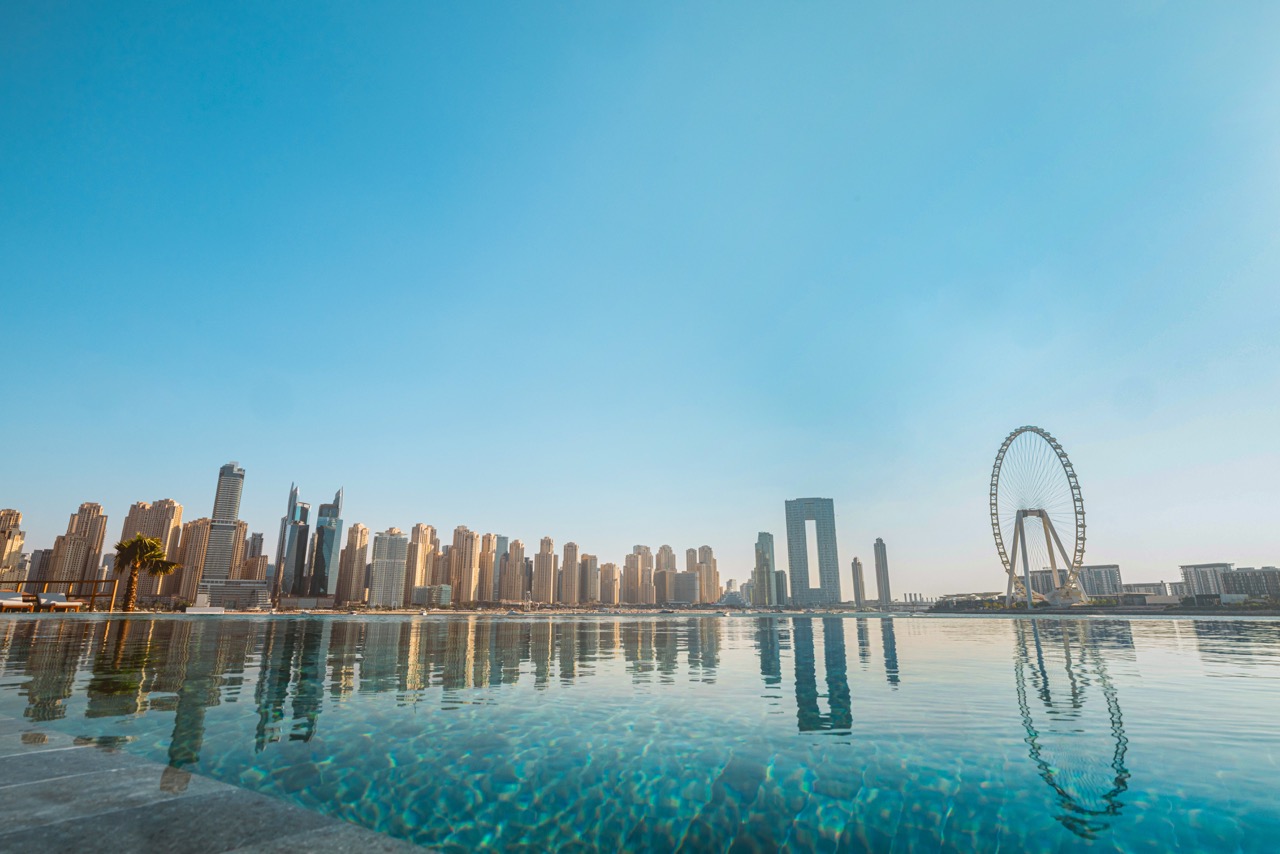 Of je nu komt voor wellness, cultuur, gastronomie of gewoon de zon op je huid: Dubai is de ultieme winterzonbestemming. Met een gemiddelde temperatuur van 25 tot 30 graden is de Hollandse winter snel vergeten. Ontbijt op een zonovergoten terras, slenter over de boulevard, lunch bij het zwembad en eindig je dag met diner onder de sterren.
